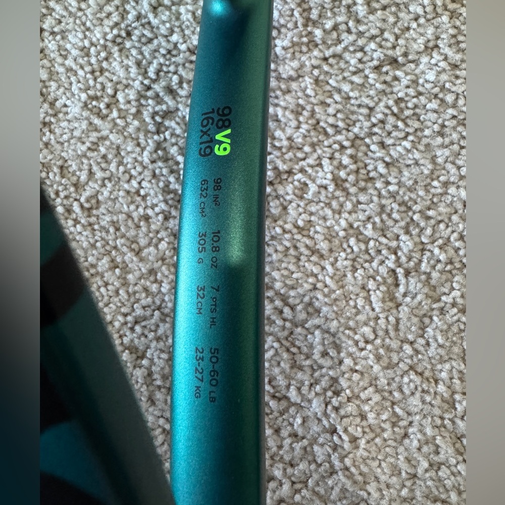 Wilson Blade V9 Tennis Racket - Picture 2 of 3